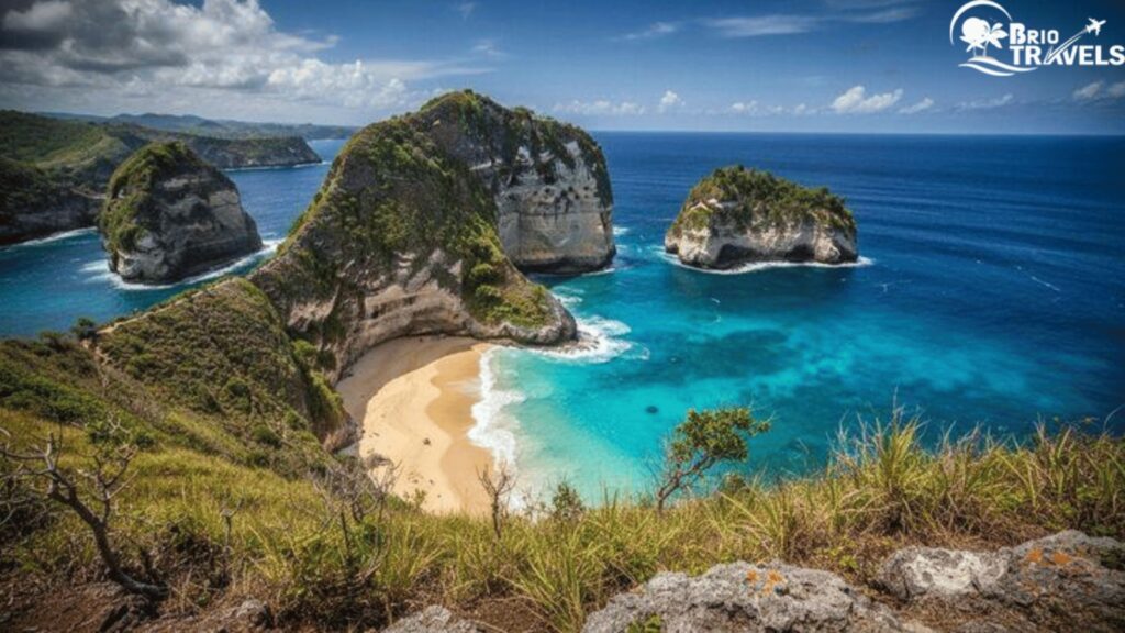 Top places to visit in Bali – scenic Nusa Penida beach with turquoise water and cliffs